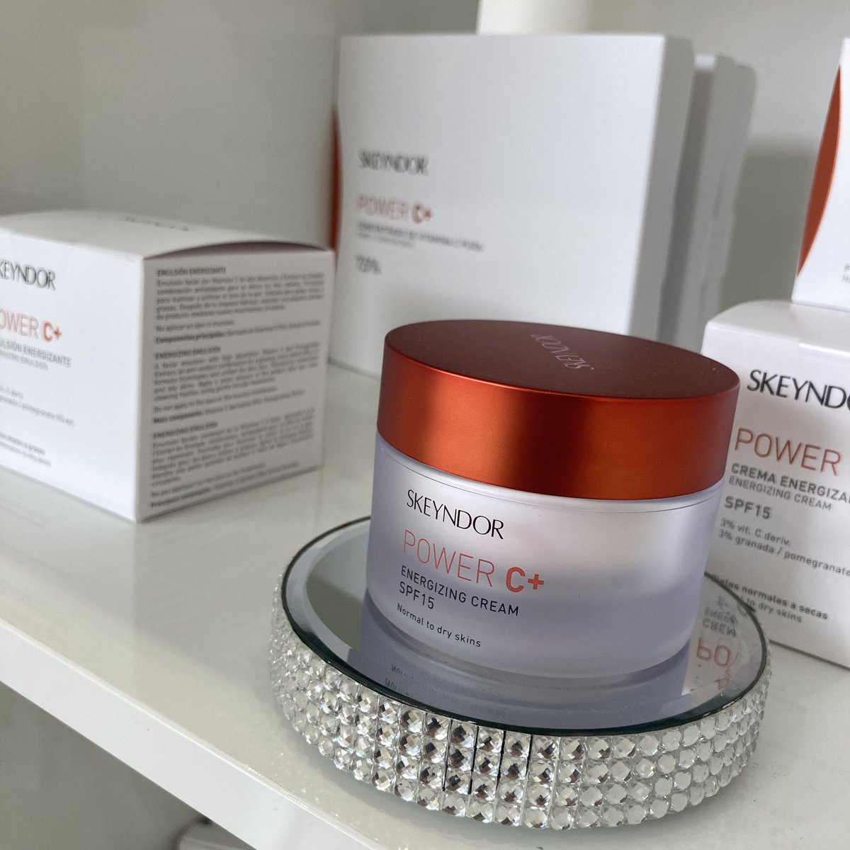 LisaHarrisSkin's tweet photo. Brighten up a Spooky Day with Vitamin C skincare 🧡
Receive 10% off products when you book your Power C or Timeless Prodigy Mesotherapy 😍
#happyhalloween #mesotherapy #vitaminc #timelessprodigy #skincare #skinscience #amazingskin #spooky #day #night #skincareroutine https://t.co/Ip176eeLs8