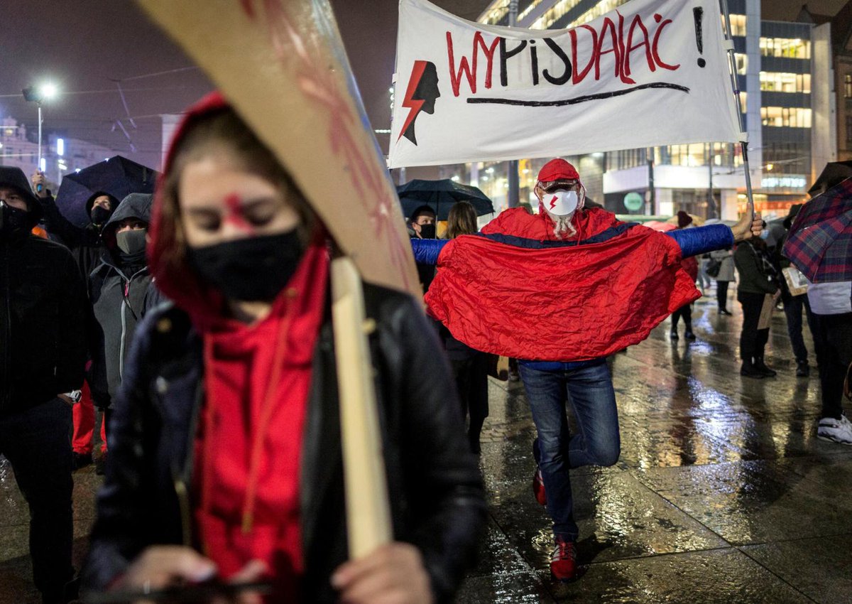 oko_press's tweet photo. Obywatele na nowo zaczęli czytać Konstytucję i bardzo głośno przeklinać. Prawnik pisze, że to jak najbardziej w duchu ustawy zasadniczej #OKOpress  #StrajkKobiet @ https://t.co/y9PFoKo83q https://t.co/Y19o6ATy4C