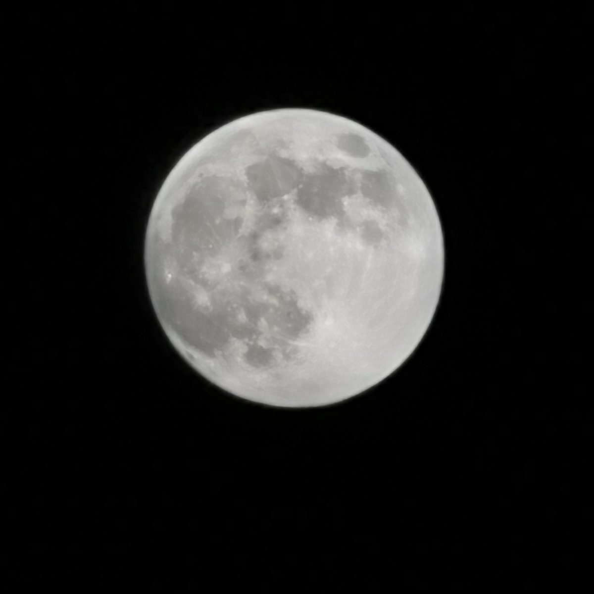 HuaweiMobile's tweet photo. It’s #BlueMoon day! 🌕 

#Huawei devices offer the perfect cameras for capturing tonight’s #BlueMoon. Share your shots of the moon using #CapturedOnHuawei. https://t.co/ErtiLaTb6T