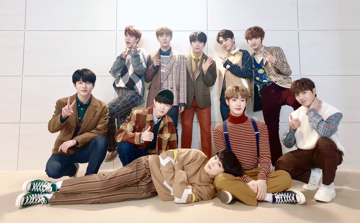 GoldenChild's tweet photo. [📸] 20.10.31 #2020KMDF🍂

훅 들어와 + Pump It Up을 함께 만나
더욱 즐거웠던 드라이브인페스티벌 🚕‼️
그리고 우리가 함께 하는 무대여서
행복한 마음이 더 펌펌! 했어요🙌🧡 

#GoldenChild #골든차일드 https://t.co/Qn42JwyI39