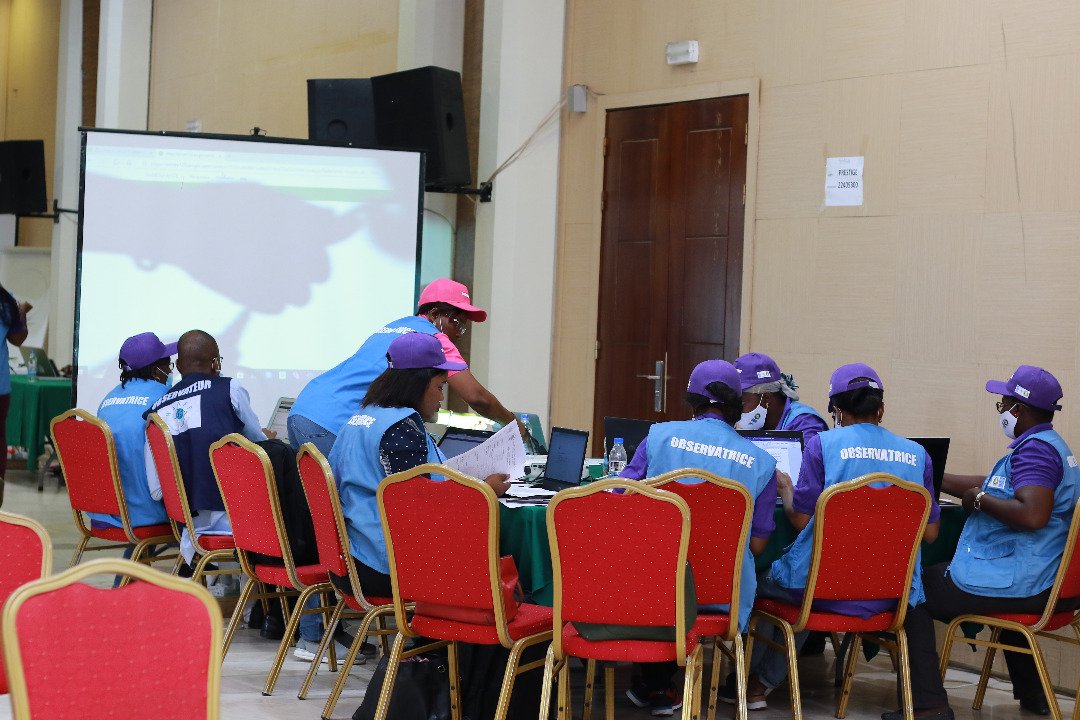 WANEP_Regional's tweet photo. #CIV20 Nos analystes à pied d'oeuvre dans le Centre Coordonné d'Observation de la Sécurité Électorale des Femmes (COSEF).
@ecowas_cedeao @WANEP_Regional
@UNDPAfrica
@pnudcotedivoire
#ToutPourLinclusionDuGenre #R1325
#civ225 #sahel #CivElections2020 https://t.co/WrvFajoegV