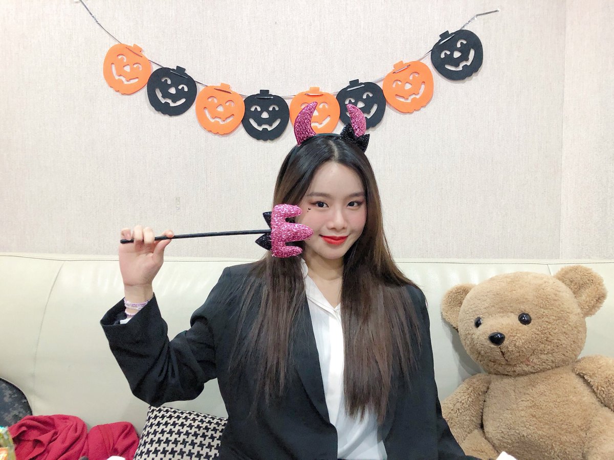 NToffcl_twt's tweet photo. [#NT_Now] 할로윈엔 내 마음 다 훔치는 나띠 앙마😭
너무 너무 귀여워서 라이브 보다가 그대로 빠져버렸다구요✨❤️
🎃모두 해피 할로윈 보내세요🎃

Thank you for your love and support for NATTY!🎃

#나띠 #NATTY #NT #NTMADE https://t.co/mc05mrP4Sr