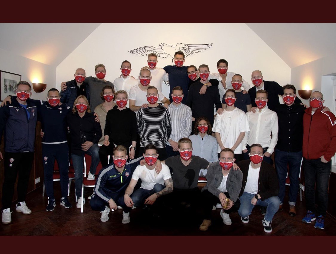 Íslandsmeistarar kvk og íslandsmeistara kk að fagna titli í gær! Augljóst hvaða lið vinnur líka titil samfélagsins 🤝 Til hamingju <a href="/BreidablikFC/">Breiðablik FC</a>   <a href="/astaeir/">Ásta Eir</a> <a href="/berglindbjorg10/">Berglind Björg Thorvaldsdóttir</a> <a href="/hildurantons/">Hildur Antonsdóttir</a>