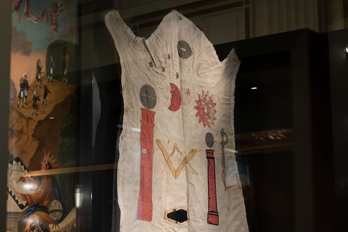 You'd be forgiven for thinking @MuseumFreemason have a ghost haunting their North Gallery at #MuseumFreemasonry. This early lambskin apron has some crude symbolic shapes sewn on including a coffin #mementomori it dates from c1740.
Happy #Halloween2020 everyone! 
#Museums  #London