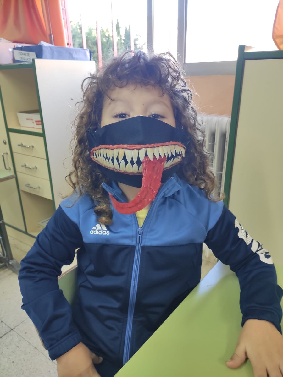 CBMVIRGENDELORO's tweet photo. HAPPY HALLOWEEN!
Ayer lo pasamos de miedo después del trabajo de varias semanas.Preparando relatos, carteles, taller de calabazas, decoración de mascarillas...Un Halloween diferente pero que no nos quitarán las ganas de seguir trabajando.  @Educarm #Abaran #SELE #Bilingüeavanzado https://t.co/ad5V9tgCFh