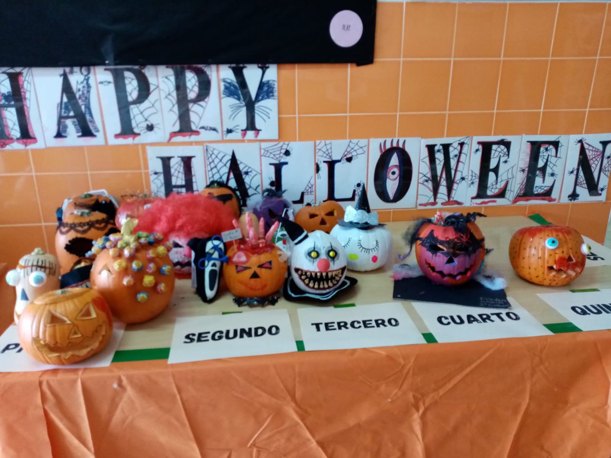 CBMVIRGENDELORO's tweet photo. HAPPY HALLOWEEN!
Ayer lo pasamos de miedo después del trabajo de varias semanas.Preparando relatos, carteles, taller de calabazas, decoración de mascarillas...Un Halloween diferente pero que no nos quitarán las ganas de seguir trabajando.  @Educarm #Abaran #SELE #Bilingüeavanzado https://t.co/ad5V9tgCFh
