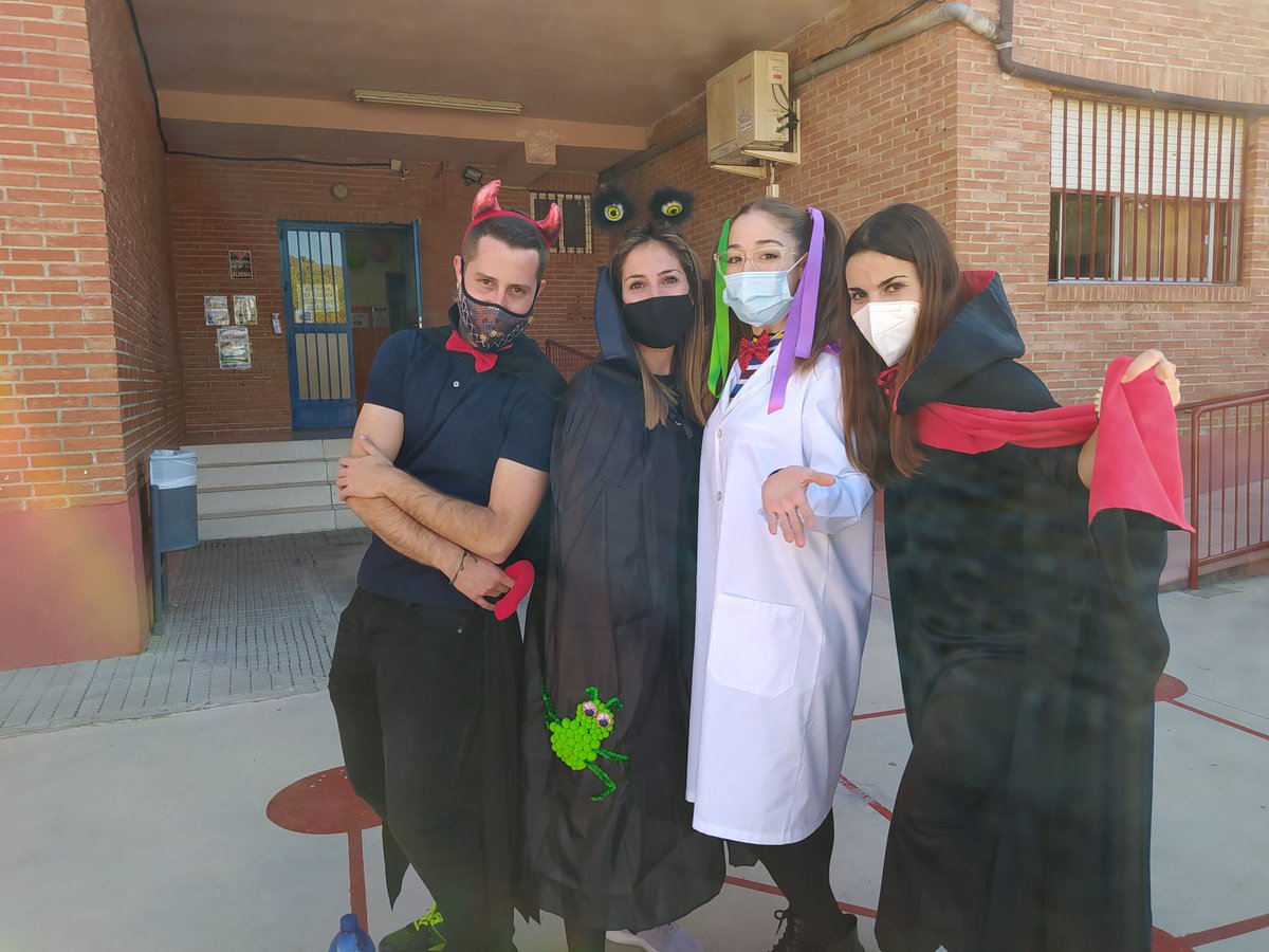 CBMVIRGENDELORO's tweet photo. HAPPY HALLOWEEN!
Ayer lo pasamos de miedo después del trabajo de varias semanas.Preparando relatos, carteles, taller de calabazas, decoración de mascarillas...Un Halloween diferente pero que no nos quitarán las ganas de seguir trabajando.  @Educarm #Abaran #SELE #Bilingüeavanzado https://t.co/ad5V9tgCFh