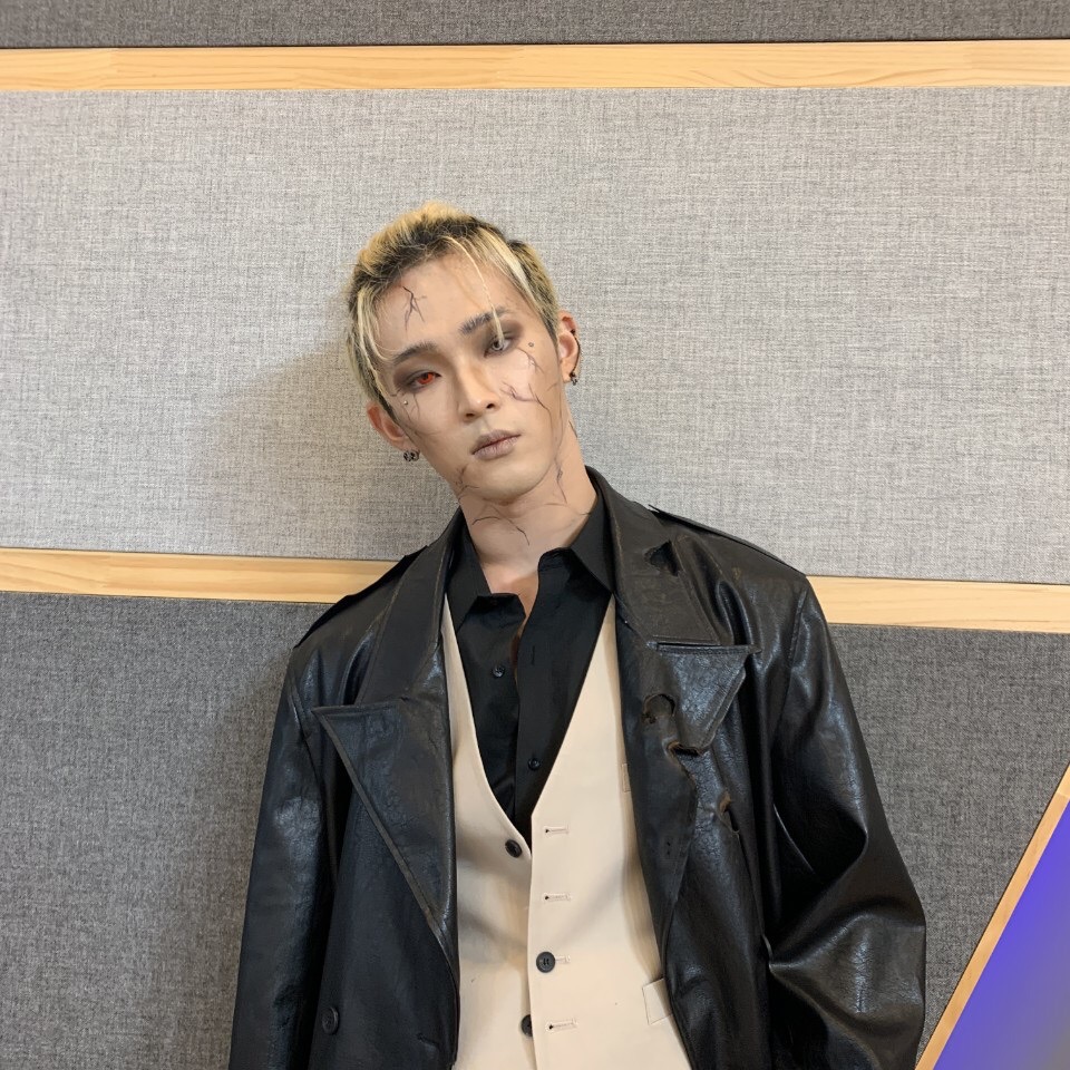 official_ONEUS's tweet photo. [#이도]
할로윈!! 아.. 눈 아파.. 렌즈 끼는 건 어려운 거구나.. 다들 안전하게 재미있는 할로윈 보내요♡ https://t.co/ch7AzBpYd8