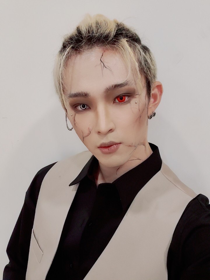 official_ONEUS's tweet photo. [#이도]
할로윈!! 아.. 눈 아파.. 렌즈 끼는 건 어려운 거구나.. 다들 안전하게 재미있는 할로윈 보내요♡ https://t.co/ch7AzBpYd8