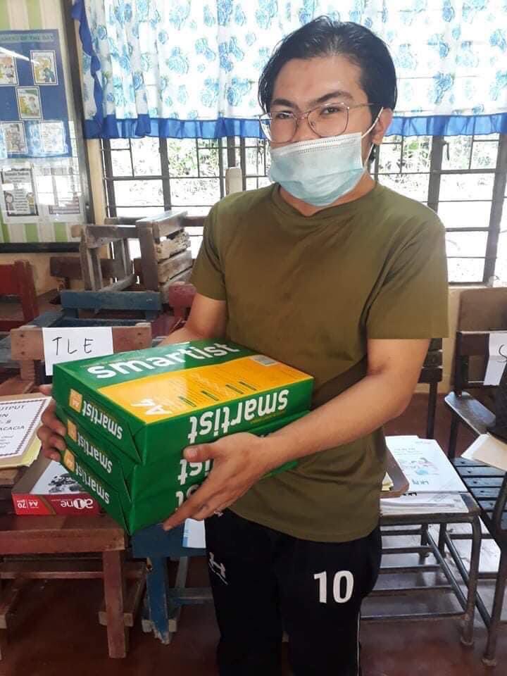 PadayonProject's tweet photo. #PadayonTa!
With your generous donations and unending support, we have given 20 reams of A4 bond papers to our second chosen beneficiary, Sto. Niño National Highschool, Talaingud, Davao del Norte. 

#ProjectPadayon🧡🧡 https://t.co/qZHkp4USXR