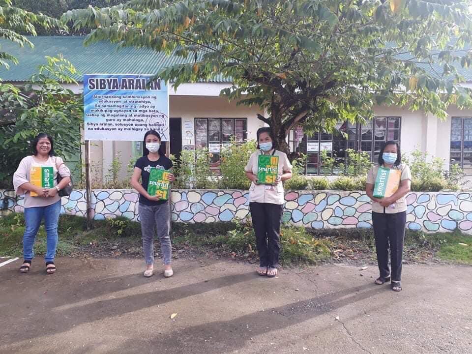 PadayonProject's tweet photo. #PadayonTa!
With your generous donations and unending support, we have given 20 reams of A4 bond papers to our second chosen beneficiary, Sto. Niño National Highschool, Talaingud, Davao del Norte. 

#ProjectPadayon🧡🧡 https://t.co/qZHkp4USXR