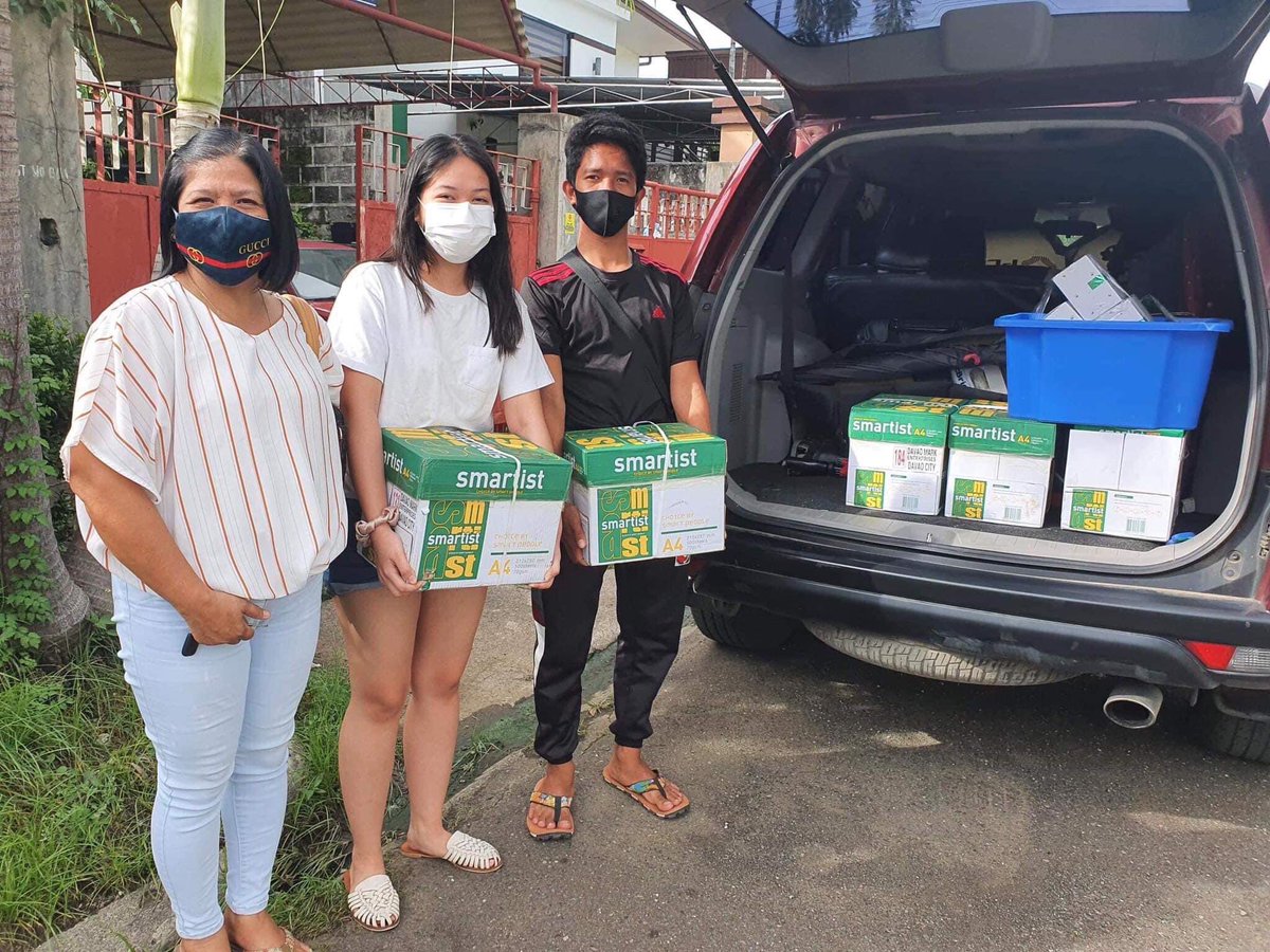 PadayonProject's tweet photo. #PadayonTa!
With your generous donations and unending support, we have given 20 reams of A4 bond papers to our second chosen beneficiary, Sto. Niño National Highschool, Talaingud, Davao del Norte. 

#ProjectPadayon🧡🧡 https://t.co/qZHkp4USXR