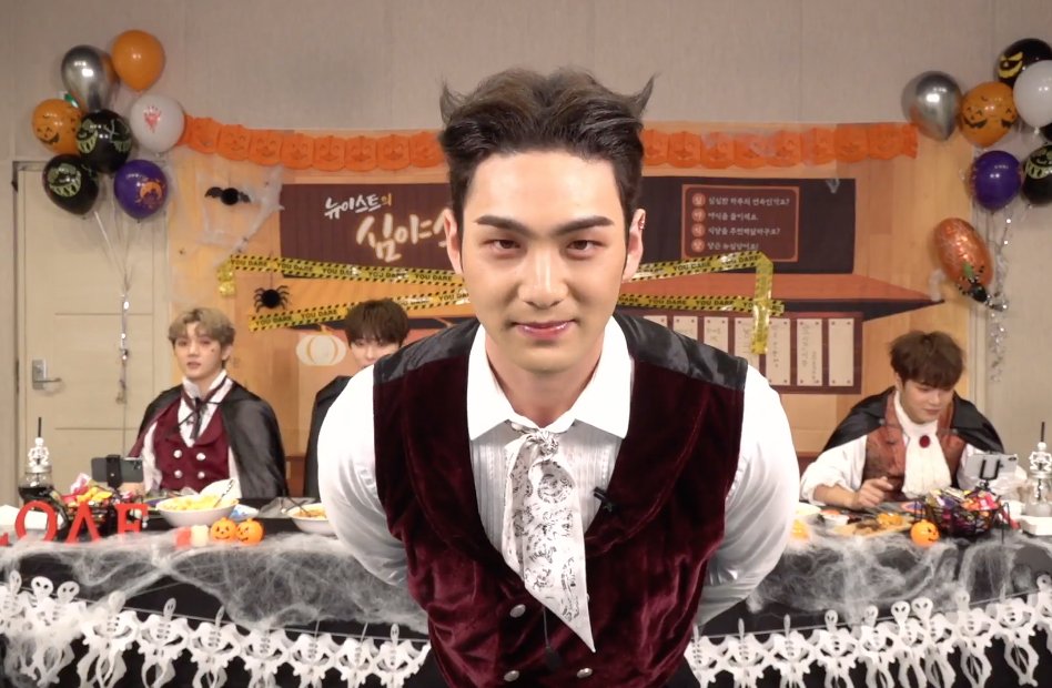 Aron read a comment asking for each member to come up to the camera for a close up to show off how different their outfits are today! #MAMAVOTE  #nuest  #뉴이스트  @NUESTNEWS