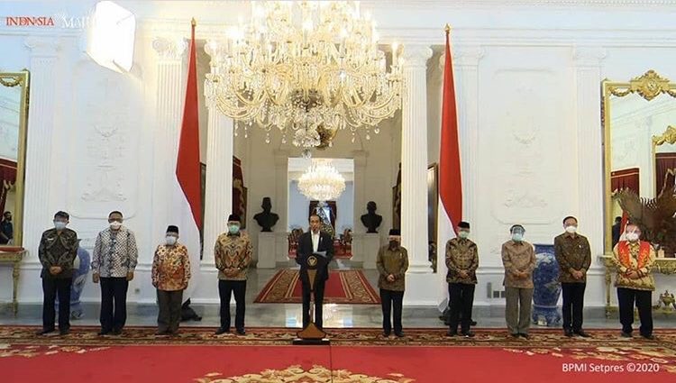 nahdlatululama's tweet photo. Presiden Jokowi menggelar rapat tertutup dengan pimpinan organisasi keagamaan menyikapi perkembangan terkini di Perancis. Pada kesempatan itu Sekjen PBNU Kang @Helmy_Faishal_Z menyampaikan empat hal: https://t.co/wmdELBglSy