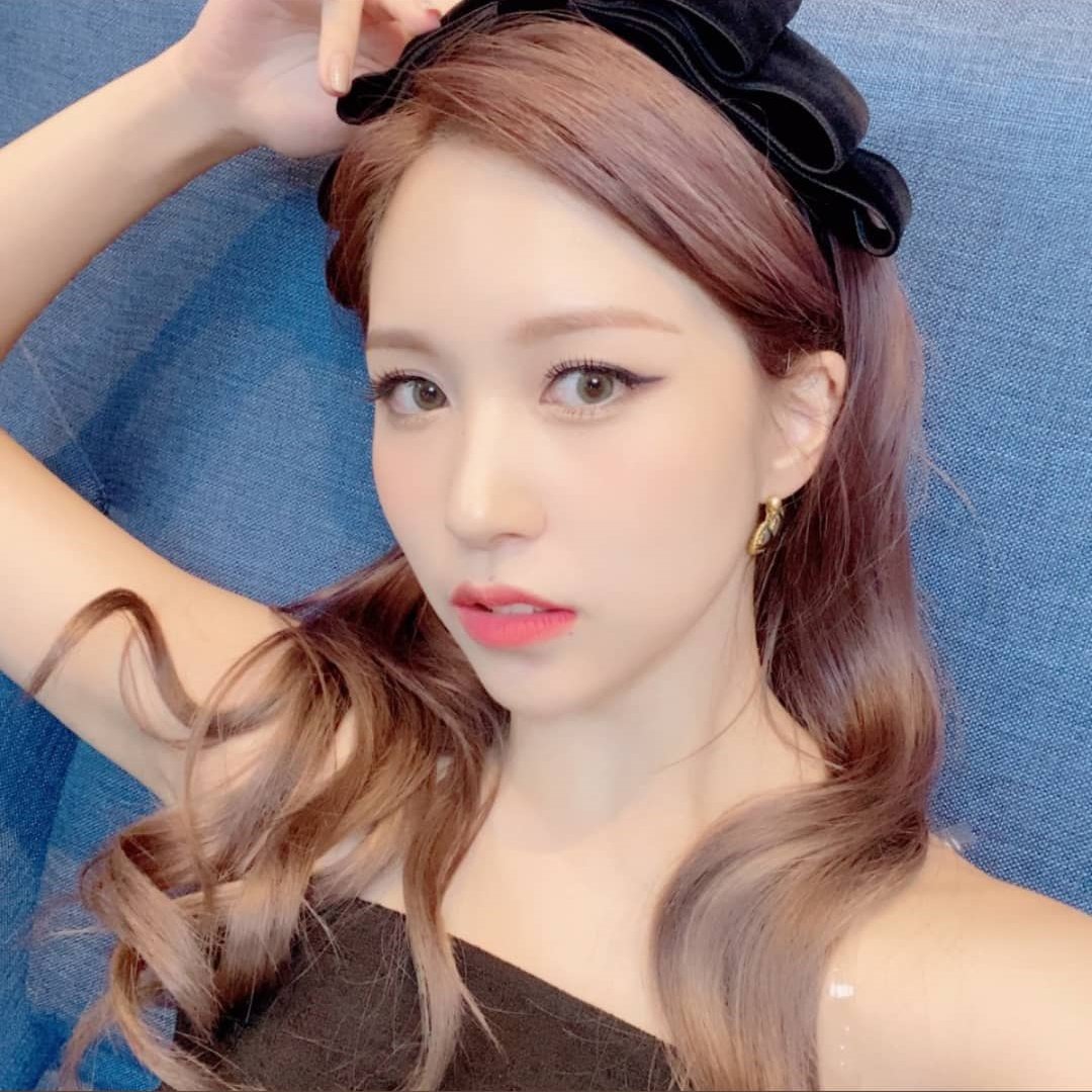 The little smirk, Mina definitely knows how good she looks 😭