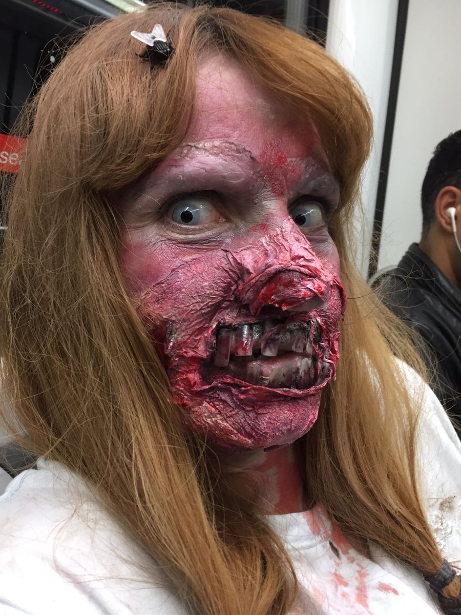 HeidiVoice's tweet photo. Hoy, para celebrar mis 100 seguidores,🥳🥳 iba a poner una selfie🤔...
Pero para ir acorde con el día de hoy #31Octubre 🦇 #Halloween2020 destapo esta! 💋
Con su #mosca de complemento😅
Soy la prima de #LaNiñaMedeiros 🧟‍♀️ #MaratonREC https://t.co/DzYgdOwKRa