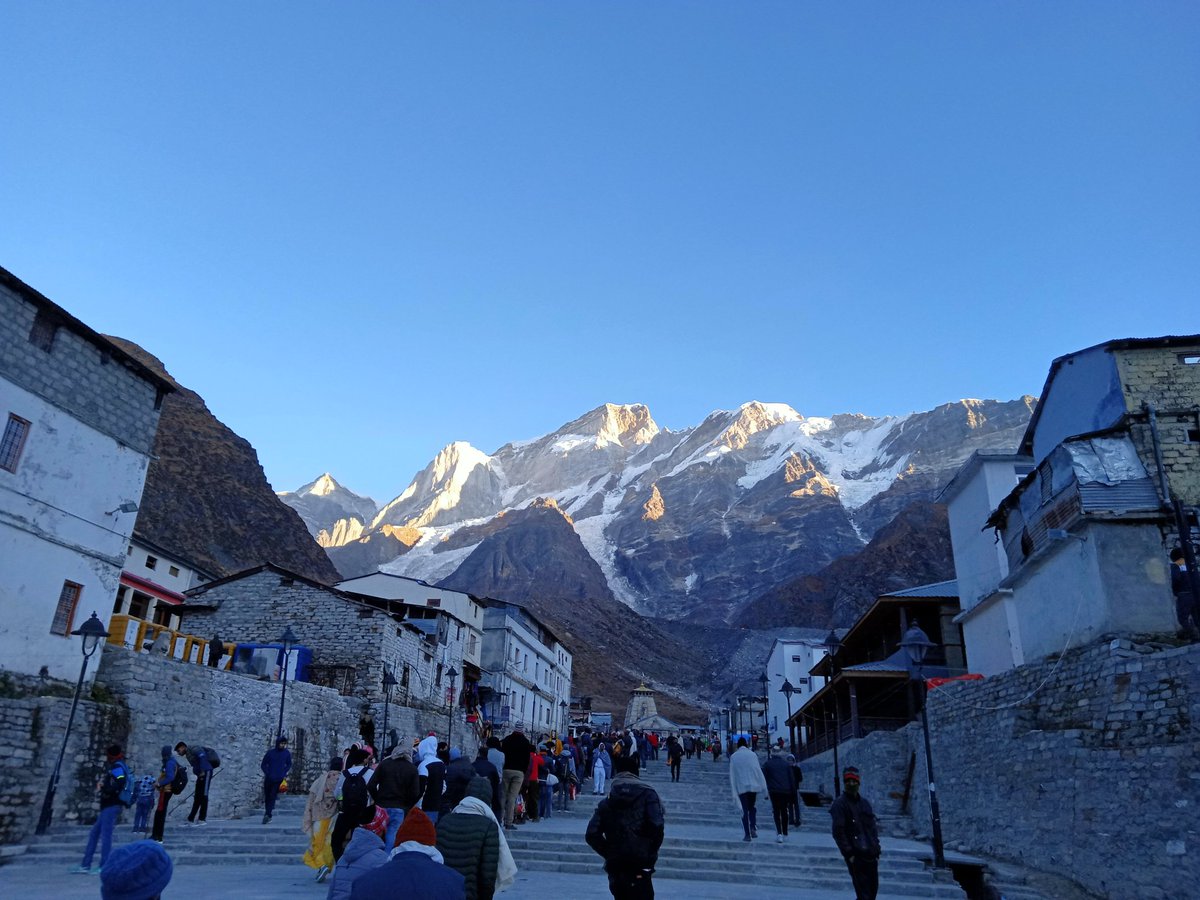 [] After arriving at the Kedarnath temple's heliport, we had to walk upto the temple, which is approximately a kilometre away from the heliport.