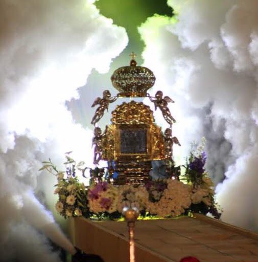 PadreJosePalmar's tweet photo. Hoy baja nuestra Madre del Rosario de Chiquinquirá de manera virtual en Maracaibo, pero presente de forma espiritual en nuestras vidas para acompañarnos en esta hora difícil de la humanidad. Gloria a Tí, Casta Señora. Viva la Virgen!!! https://t.co/Hm7dW7ZtiN
