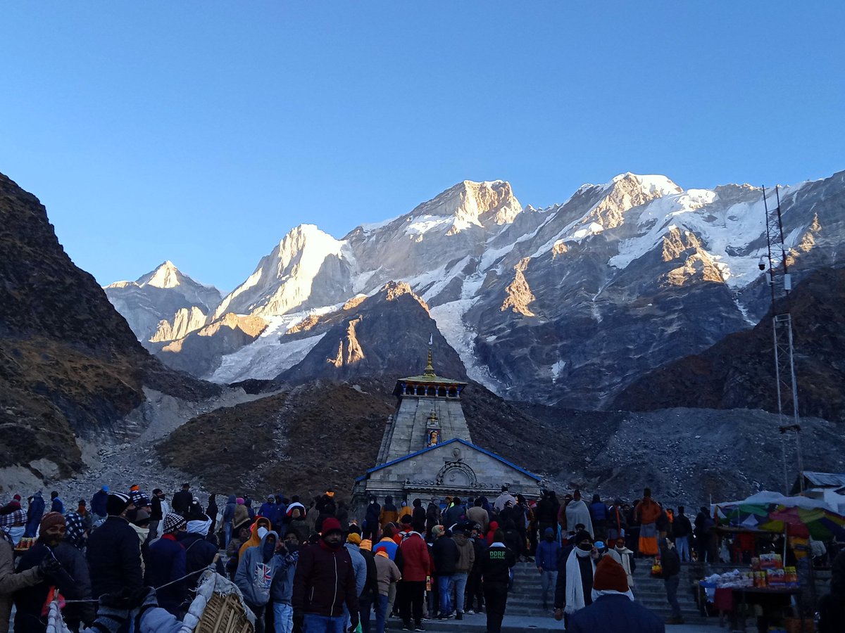 [] After arriving at the Kedarnath temple's heliport, we had to walk upto the temple, which is approximately a kilometre away from the heliport.