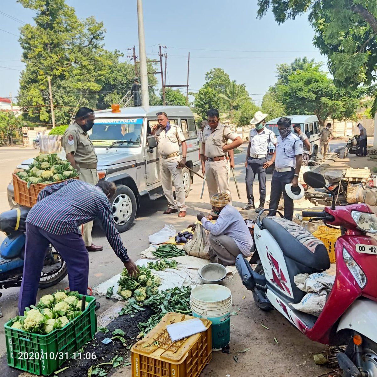 dcp_cuttack's tweet photo. Our #TrafficEnforcementDrive is in progress today at Madhusudan Statue Square & nearby locations against encroachment & unauthorised parking ensuring free flow of Traffic regulations in the ensuing festive occasion #ObeyTrafficRules.
@CMO_Odisha @homeodisha @DGPOdisha https://t.co/rBjtGUmguw
