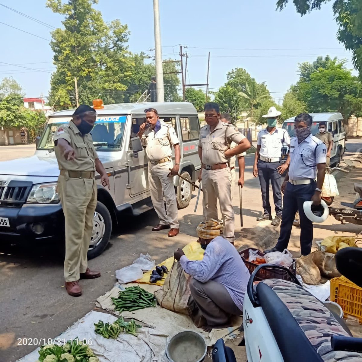 dcp_cuttack's tweet photo. Our #TrafficEnforcementDrive is in progress today at Madhusudan Statue Square & nearby locations against encroachment & unauthorised parking ensuring free flow of Traffic regulations in the ensuing festive occasion #ObeyTrafficRules.
@CMO_Odisha @homeodisha @DGPOdisha https://t.co/rBjtGUmguw