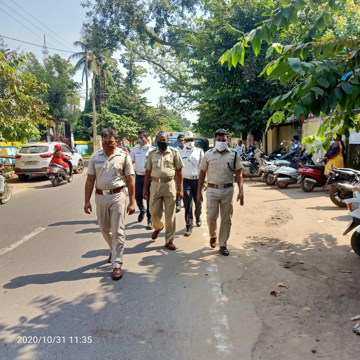 dcp_cuttack's tweet photo. Our #TrafficEnforcementDrive is in progress today at Madhusudan Statue Square & nearby locations against encroachment & unauthorised parking ensuring free flow of Traffic regulations in the ensuing festive occasion #ObeyTrafficRules.
@CMO_Odisha @homeodisha @DGPOdisha https://t.co/rBjtGUmguw