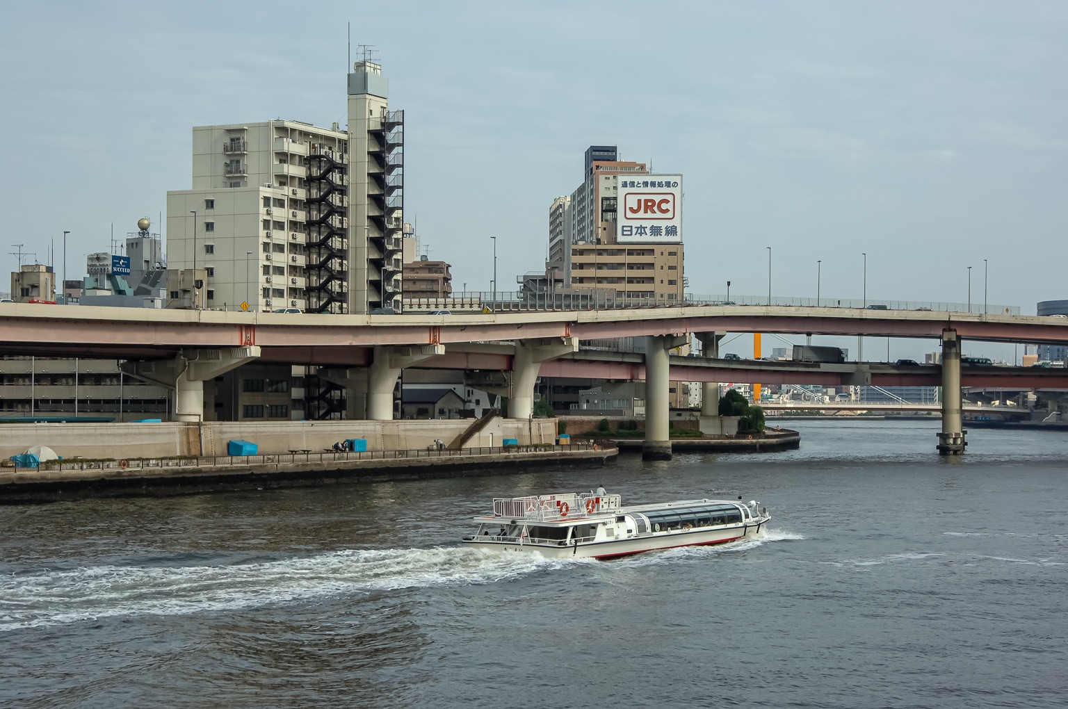 三日画師 靖国通り 京葉道路の両国橋 日本橋両国の東の隅田川に架けられた橋だから両国橋なのか 武蔵国と下総国の国境に架けられた 橋だから両国橋なのかは不明 小雨にぬれてる両国橋で あなたに偶然出会ったら 長い髪した女の人と腕組み 05年5月