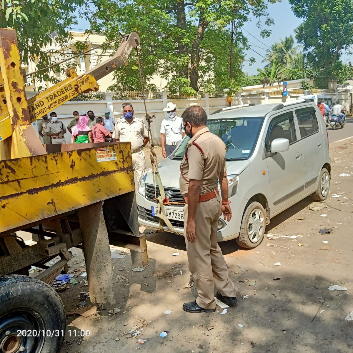 dcp_cuttack's tweet photo. Our #TrafficEnforcementDrive is in progress today on NH-16 & Ring Road against encroachment & unauthorised parking ensuring free flow of Traffic regulations in the ensuing festive occasion #ObeyTrafficRules.
@CMO_Odisha @homeodisha @DGPOdisha @odisha_police @SarangiSudhansu https://t.co/0y0GmA4jmJ