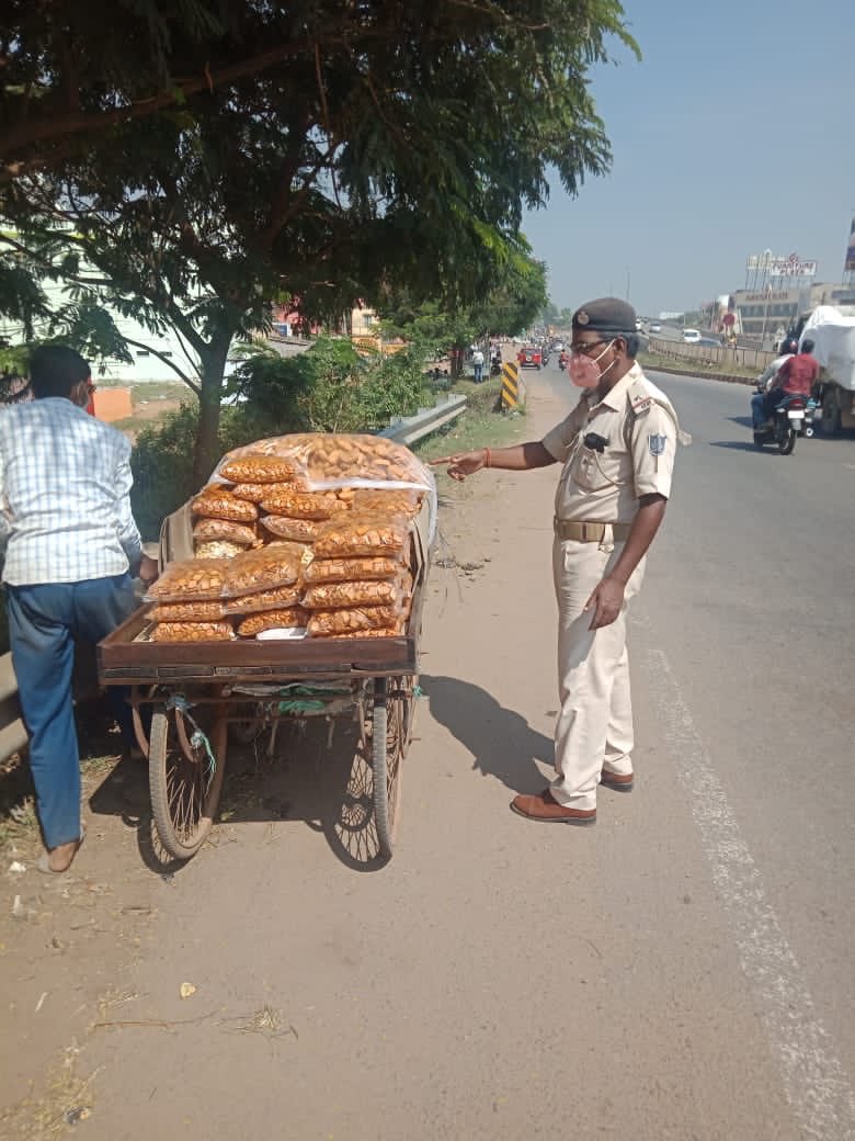 dcp_cuttack's tweet photo. Our #TrafficEnforcementDrive is in progress today on NH-16 & Ring Road against encroachment & unauthorised parking ensuring free flow of Traffic regulations in the ensuing festive occasion #ObeyTrafficRules.
@CMO_Odisha @homeodisha @DGPOdisha @odisha_police @SarangiSudhansu https://t.co/0y0GmA4jmJ