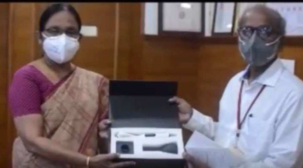 sctimst_tvm's tweet photo. A handheld oral cancer screening device #OralScan devpd by Sascan Meditech P Ltd incubated at @timedincubator of #SCTIMST was launched by Smt @shailajateacher, Hon'ble Minister Health,SJ& WCD, Govt.of Kerala on 28Oct2020 @IndiaDST https://t.co/4v53HFiTNM