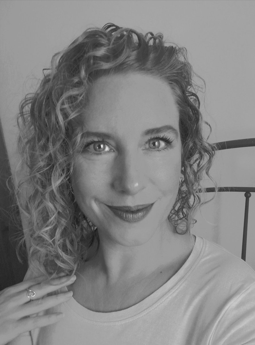 TeeDixie's tweet photo. Had my hair chopped (through completely my own volition) as I hadn't had it cut properly for ages & it desperately needed it.
I'll be honest, I hate going to the hairdressers & I'm not used to it at all. It feels VERY short 😳😭😂 #NewHair #ItWillGrow https://t.co/h1FjxJKPeT