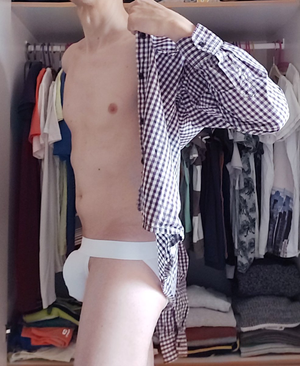 kjelwen's tweet photo. Cold weather forces me to wear cloths again🤨#notafanofwinter 🌬🌧 https://t.co/ssIksV8YvA