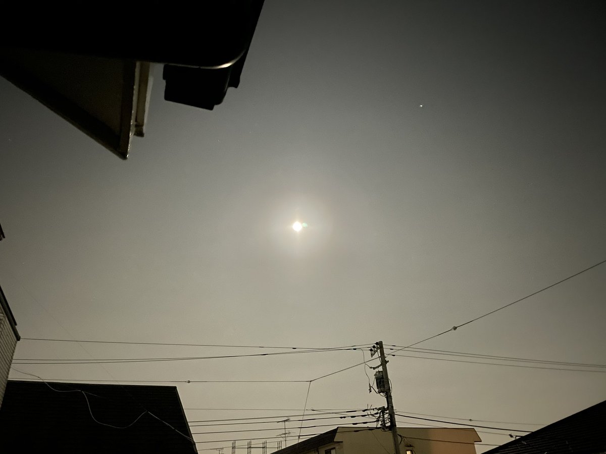 るか A Twitter Iphone12 Proでブルームーンを撮ってみたけど 月が遠くて難しい W ナイトモードをオフにしたほうがキレイな気がする スマホの望遠レンズがまだまだなのか 自分の撮り方が悪いのか しかし今夜はキレイな満月 T Co 9hprdlbgvy