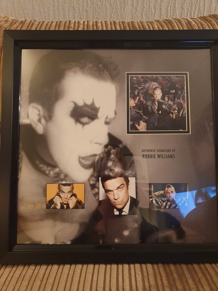 leah_close's tweet photo. @poppapete299 @robbiewilliams two new arrivals for the gallery in my sitting room 😍😍😍😍😍 https://t.co/1oLhioEXm0