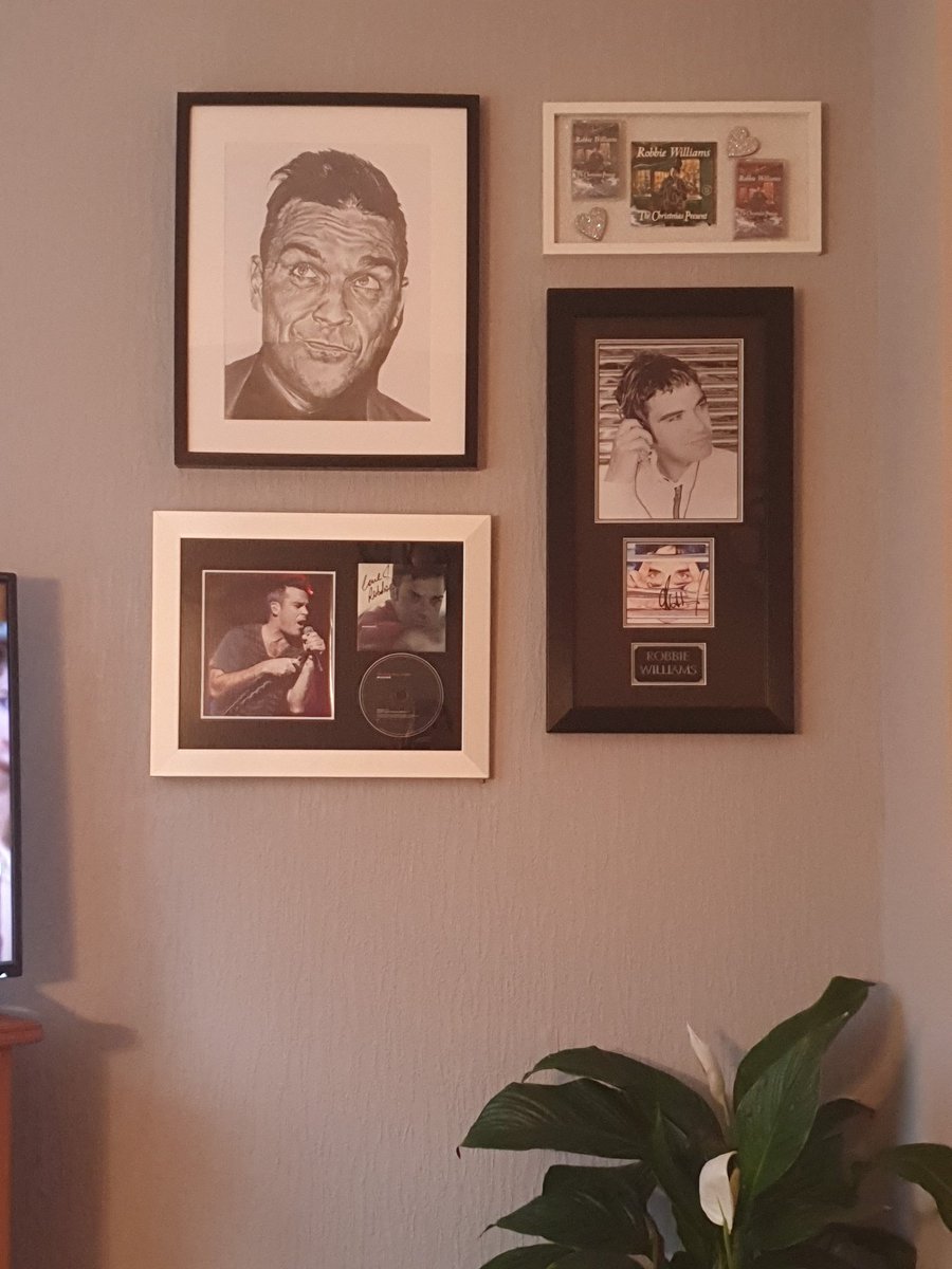 leah_close's tweet photo. @poppapete299 @robbiewilliams two new arrivals for the gallery in my sitting room 😍😍😍😍😍 https://t.co/1oLhioEXm0