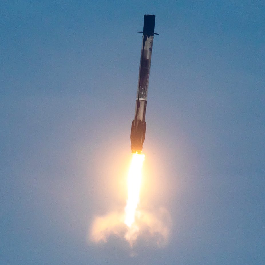 theresacross_'s tweet photo. good morning world! the ups and downs of rocket photography ๐ฅr๐ธtheresacross #Falcon9 #rocketbooster #rocketphotography https://t.co/uqRrwdDMDM
