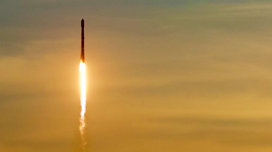 theresacross_'s tweet photo. good morning world! the ups and downs of rocket photography ๐ฅr๐ธtheresacross #Falcon9 #rocketbooster #rocketphotography https://t.co/uqRrwdDMDM