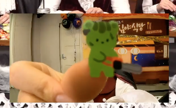 Ren said he found a sticker he wants to give Aron and it's a bear with a chainsaw  Ren kept telling him to use it so Aron included it in one of his polaroids :) #MAMAVOTE  #nuest  #뉴이스트  @NUESTNEWS