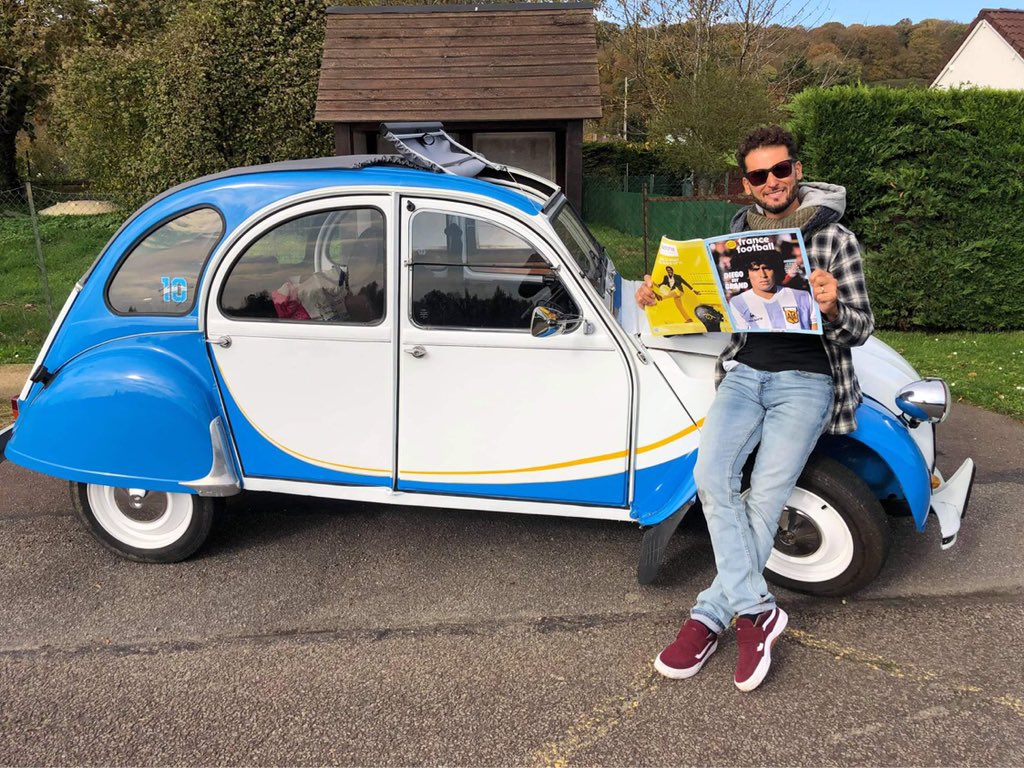 FlorentTorchut's tweet photo. Merci à mon ami Javi qui a sorti la « Diegomobile » ce matin pour aller acheter le @francefootball spécial #Maradona dans sa Normandie adoptive 🚙🔟✨🤍💙

¡Que gustazo cordobés! 😊 https://t.co/46Ed9mkRf3