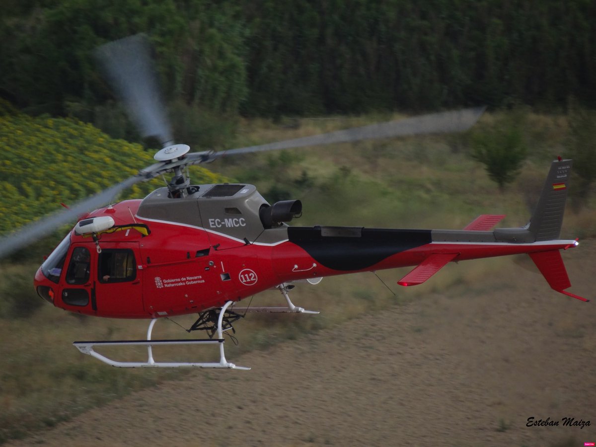 EstebanPhoto11's tweet photo. Helicóptero @AirbusHeli AS350 B3 Ecureuil, perteneciente al 112 de Navarra y con matrícula EC-MCC, aunque opera como “Leyre 2”.

Si no es mi mejor foto de esta máquina, está muy cerca de serlo. 

#Ecureil #AirbusHelicopters #Navarra #AS350 #Emergency https://t.co/p1Jt7lqWMV