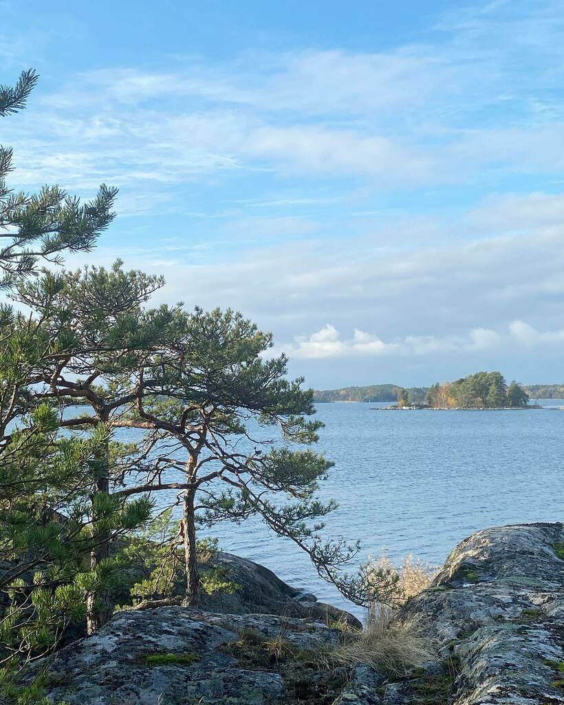 tuulaslife's tweet photo. Kaunista viikonloppua! 💙
Happy weekend! 💙
”Päivän ei hetket niin pitkiä lie” 🎶
Lokakuun viimeinen päivä.
.
#saarella #ontheisland #saaristo #archipelago #skärgård #saari #ö #island #merimaisema #seaview #sininenmeri #sininentaivas #saarielämä… https://t.co/4kOQ6H5QDW https://t.co/kGAfHc3L8c