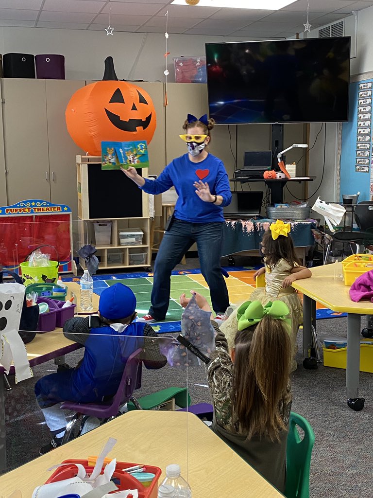 McPrincipal_CE's tweet photo. Just an AP in her natural habitat! Friday I had the joy of reading to Pre K a Pete the Cat book, dressed as Pete. #itwasepic https://t.co/k3hl70ex7X