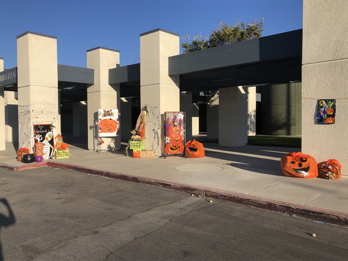 cmblack's tweet photo. Our QV Drive Thru Halloween Treats event was so much fun. Thank you to all of the wonderful staff that came and made the event fun for our families. The line of cars stretched to Ave S. #palmdalepromise  @PalmdaleSchools #QVLeads! https://t.co/Bk8XnodHq9