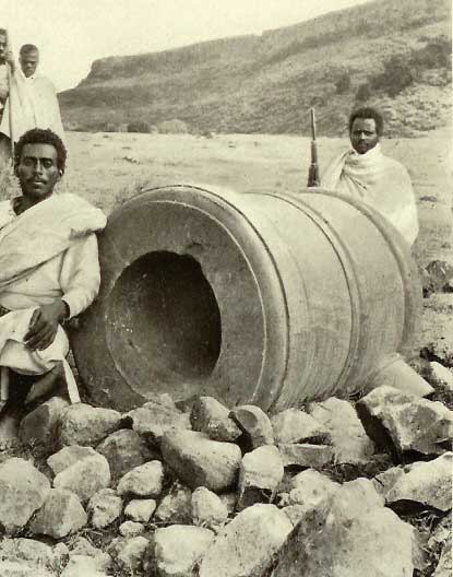 Thread 8በዚህ ሁኔታ ዘመናዊ የጦር ሰራዊት የመመስረት ህልማቸው የተጨናገፈው ዐፄ ቴዎድሮስ ሙከራቸው ባይሳካም እስከ ህልፈታቸው አቅራቢያ ጋፋት ላይ መድፍ እስካሰሩበት ጊዜ ድረስ በዚሁ ስራ ለተጠመዱት ሰዎች ሁሉ ድርጎ በመስጠት ገፍተውበት ነበር።