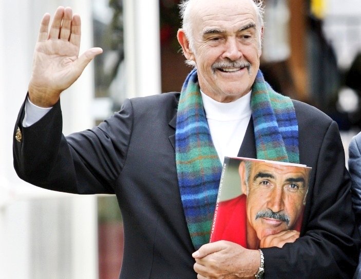 FactorNews2020's tweet photo. #ULTIMAHORA El legendario actor escocés Sean Connery muere a los 90 años de edad, confirmo su familia a la BBC. https://t.co/PhWYR5yTdE