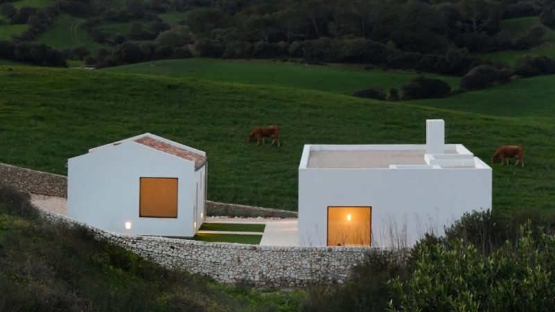 fcivitillo's tweet photo. Mínimos edificios blancos forman la casa de Menorca por la arquitecta @MarinaSenabre
Dos volúmenes blancos están al frente con grandes aberturas que enmarcan las vistas al campo.
@dezeen #BIM #Architecture #Menorca #Innovation #PureArchitecture #minimalism https://t.co/Wn3hpv6AAD