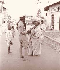 Thread 27ዳግማዊ ምኒሊክ ካለፉ በሁዋላ ልጅ ኢያሱ ወደ ስልጣን ሲመጡ ቅድሚያ ከሰጡት ነገር አንዱ በተደራጀ ነፍጥ ተሸካሚ የአዲስ አበባ ከተማን ማስጠበቅ ነበር። እናም ወጣቶችን መልምለው "የአራዳ ዘበኛ" በሚል የመጀመርውን ፖሊስ ሰራዊት መሰረቱ።