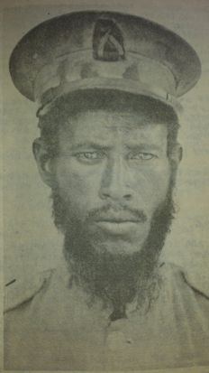 Thread 27ዳግማዊ ምኒሊክ ካለፉ በሁዋላ ልጅ ኢያሱ ወደ ስልጣን ሲመጡ ቅድሚያ ከሰጡት ነገር አንዱ በተደራጀ ነፍጥ ተሸካሚ የአዲስ አበባ ከተማን ማስጠበቅ ነበር። እናም ወጣቶችን መልምለው "የአራዳ ዘበኛ" በሚል የመጀመርውን ፖሊስ ሰራዊት መሰረቱ።