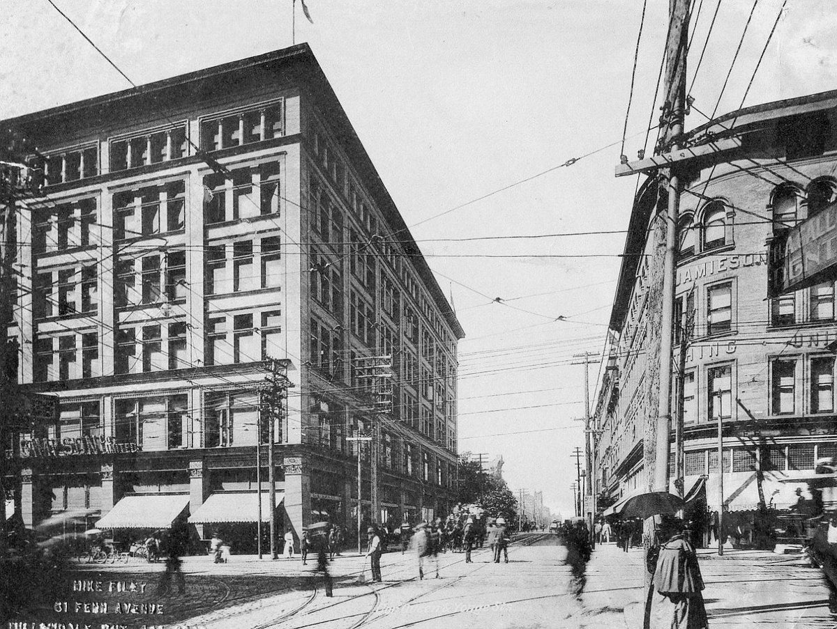 TheTorontoSun's tweet photo. THE WAY WE WERE: Famous Toronto street renamed to honour Queen Victoria https://t.co/KHoez3s0qZ https://t.co/t6YoxUiM7l
