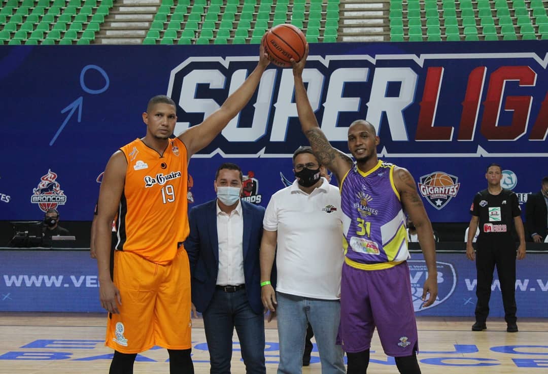 CorpoelecInfo's tweet photo. 📌 #Dato pasaron 4⃣8⃣7⃣ días desde aquel 6 de julio donde @trotamundosbbc1 ganó la #CopaLPB.
1 año y 4 meses pasaron para que la acción del baloncesto regresara a🇻🇪
#LaEvolucionDelBaloncesto @ahernandezpadr1 @HanthonyCoelloB #SuperLiga
📸 @bucanerosbbc https://t.co/7Iu2FSGYAi